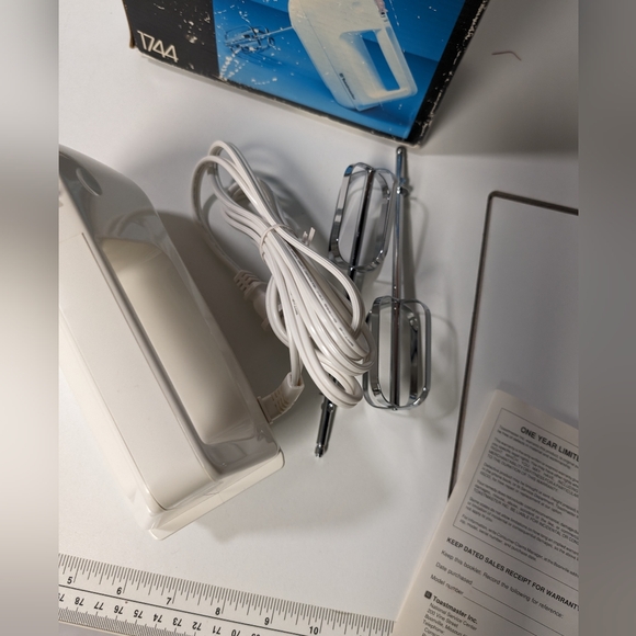 Toastmaster Mod, 1744 Hand Mixer Portable Beaters 5 Speed White Electric, Tested - Picture 13 of 13